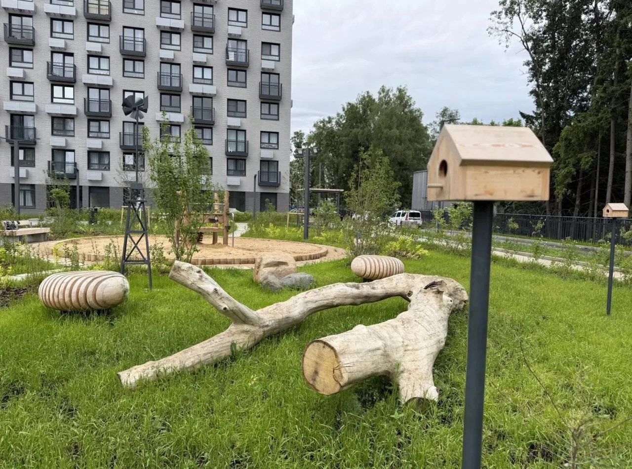 Во дворе дома на Курчатова, 25/5 открыли новую детскую площадку. Также здесь появились спортивная зона, освещённая парковка и обновлённые тротуары.