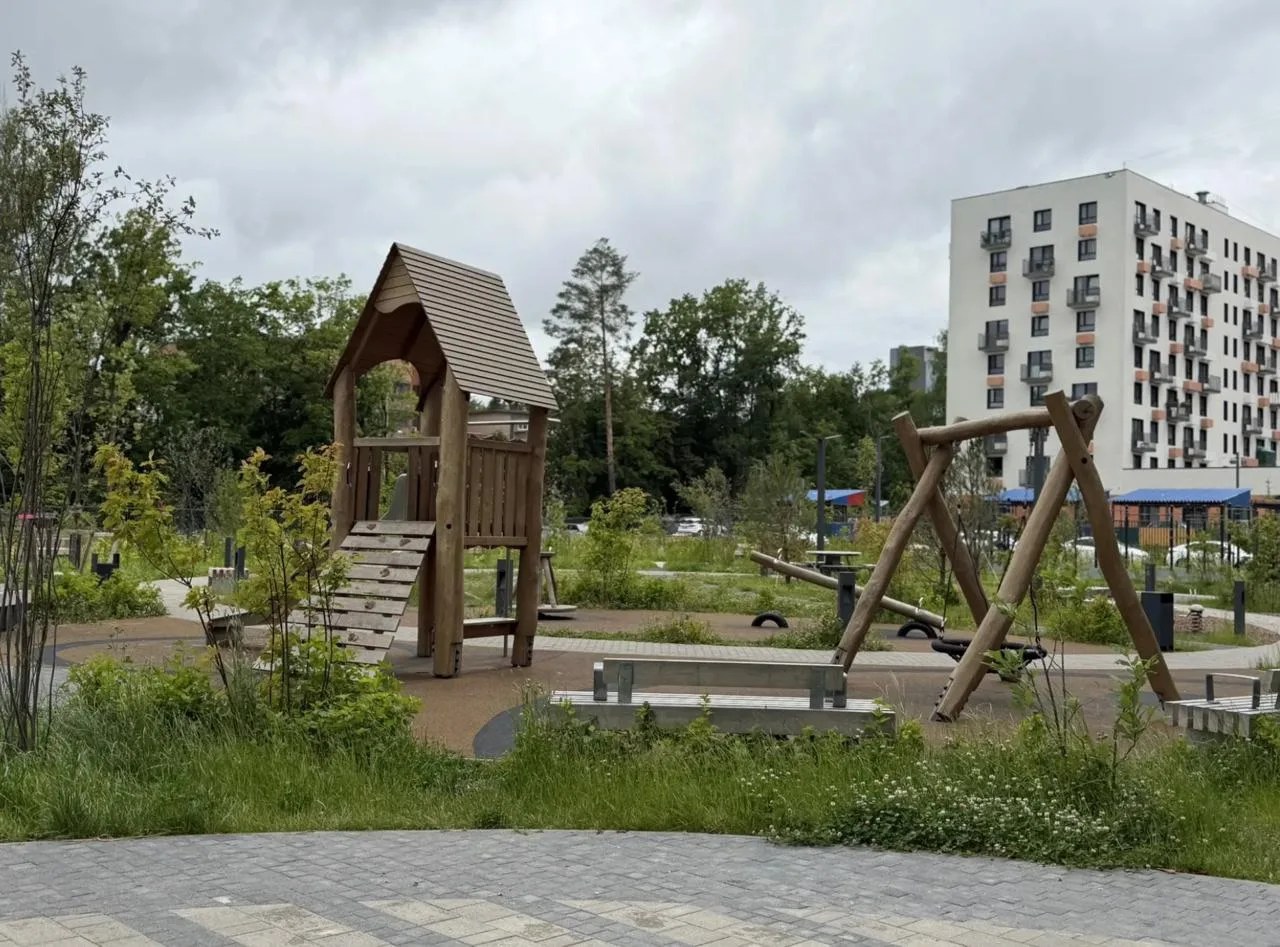 Во дворе дома на Курчатова, 25/5 открыли новую детскую площадку. Также здесь появились спортивная зона, освещённая парковка и обновлённые тротуары.