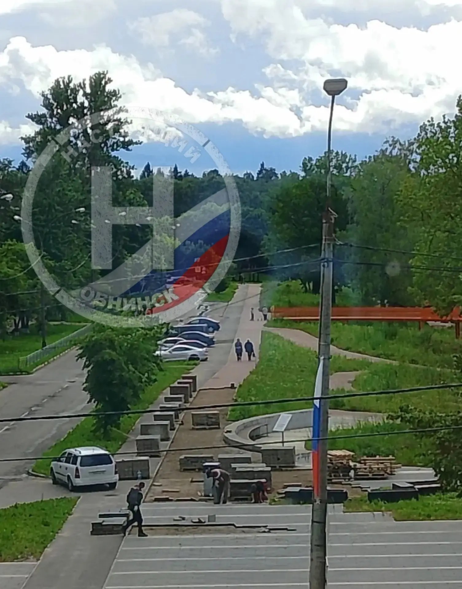 ▪Около Репинского оврага активно ведется работа по снятию тротуарной плитки, которую не так давно уложили. Наверное, не вписывается по цветовой гамме с оранжевым мостом? Опять вбухают средства в очередную "реставрацию" оврага.