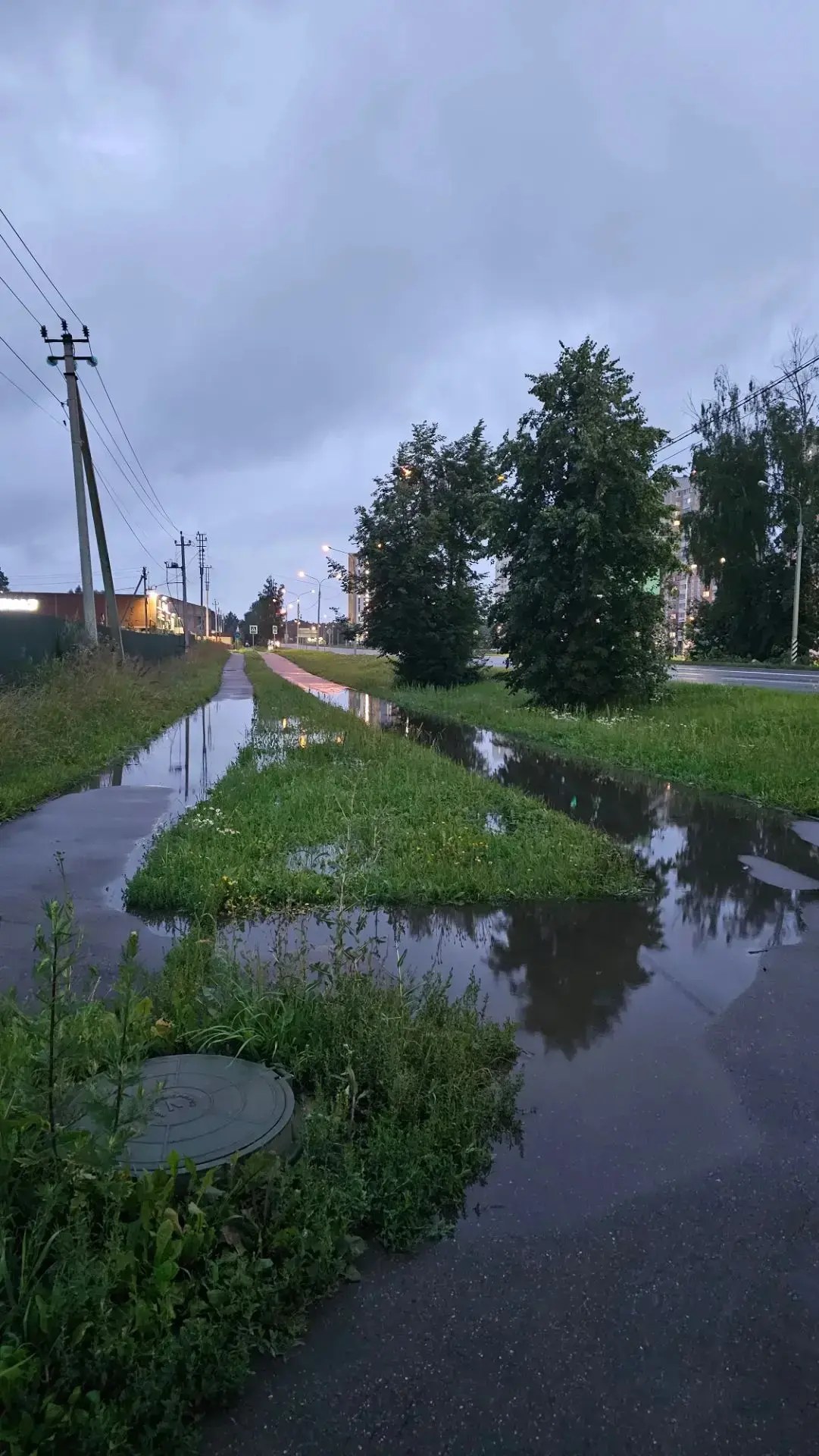 Ни пройти ни проехать по тротуару на ул. Борисоглебской