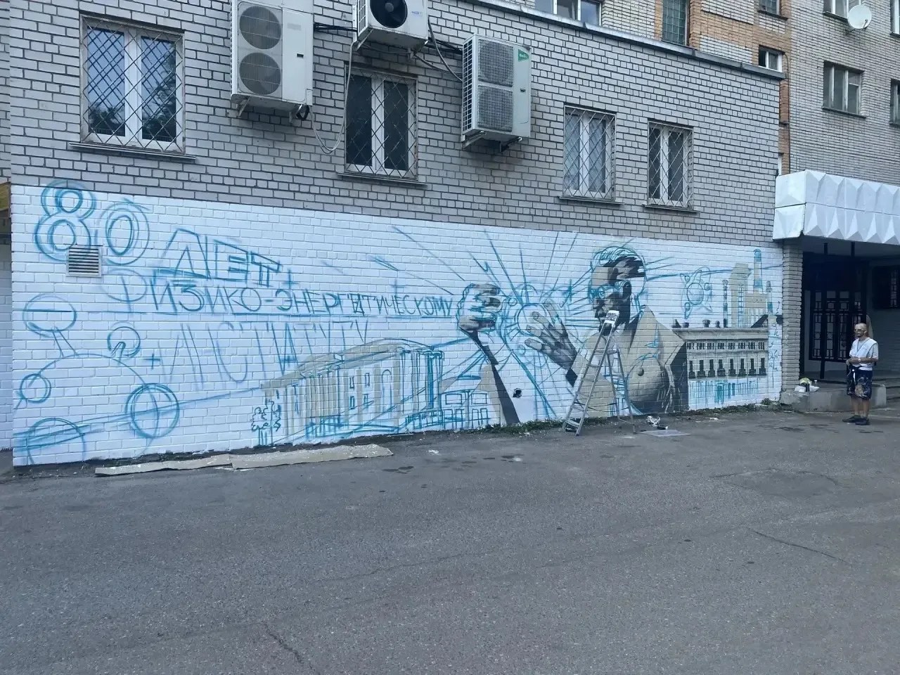Художники арт-фестиваля «Город первых» продолжают украшать двор Маркса, 34
