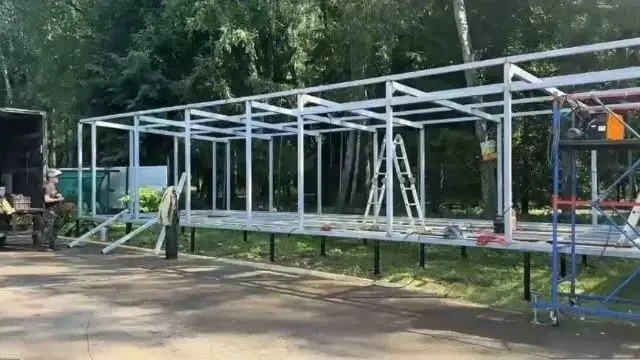 На лыжероллерной трассе устанавливают павильон с раздевалками На лыжероллерной трассе устанавливают павильон с раздевалками
