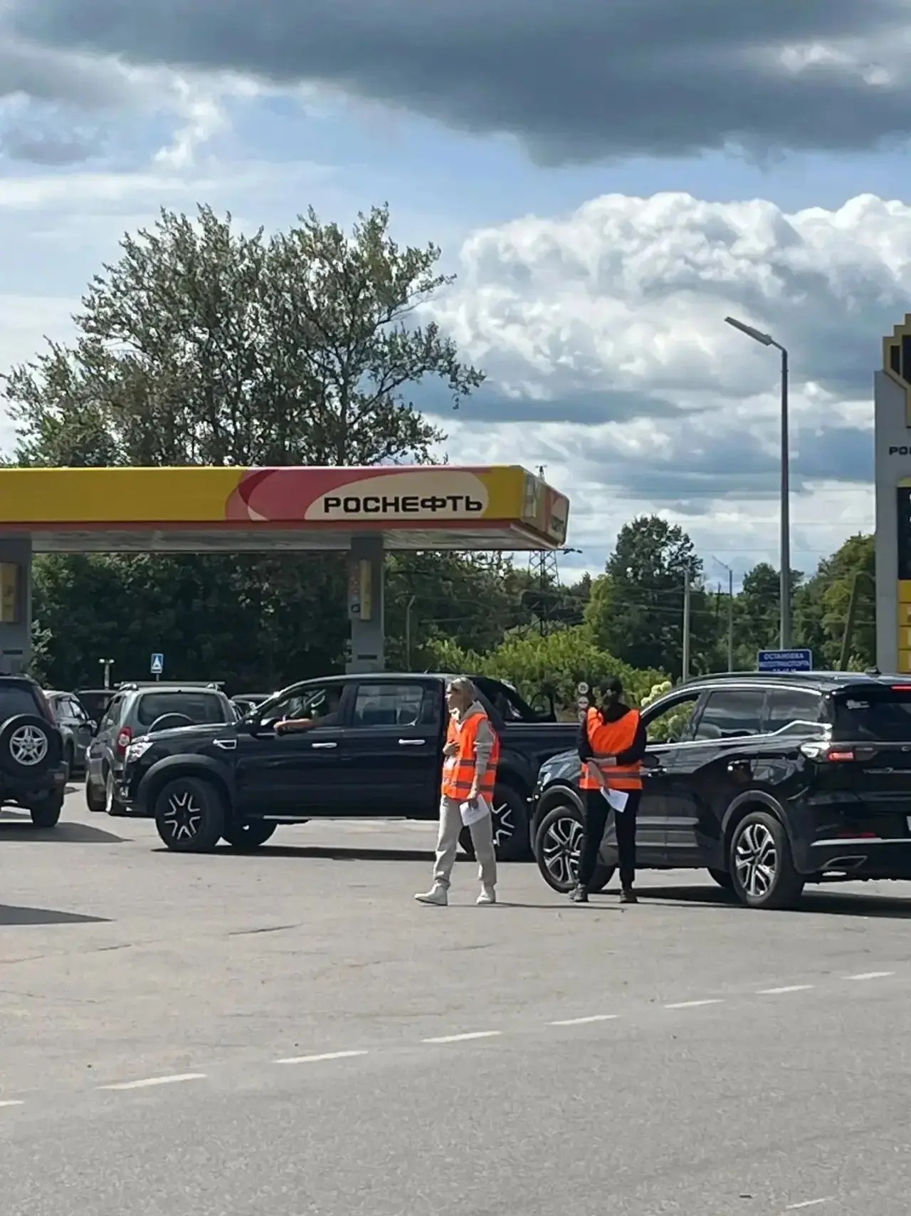 В соц. сетях активно публикуют фото с заправок